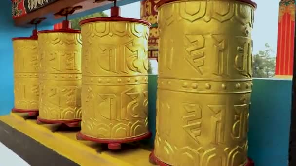 Budist Manastırı Dönen Dua Çarkları Düz Açıyla Manastıra Yaklaşıyor — Stok video