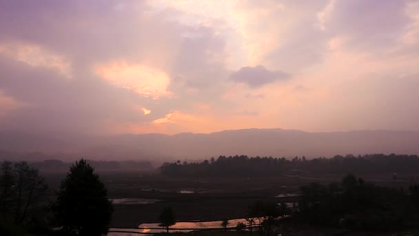 Dağların Üzerinden Gün Doğuyor Tarlalar Tarlalar Şafakta Turuncu Dramatik Gökyüzü — Stok video