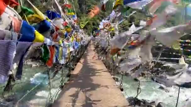 Pont Suspendu Fer Avec Nombreux Drapeaux Saints Bouddhistes Différentes Perspectives — Video