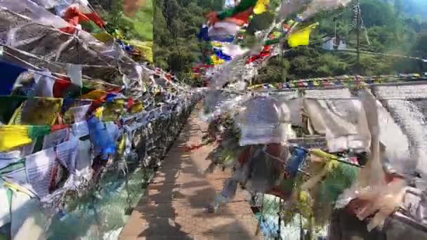 Jembatan Besi Gantung Dengan Banyak Bendera Suci Buddha Dari Perspektif — Stok Video