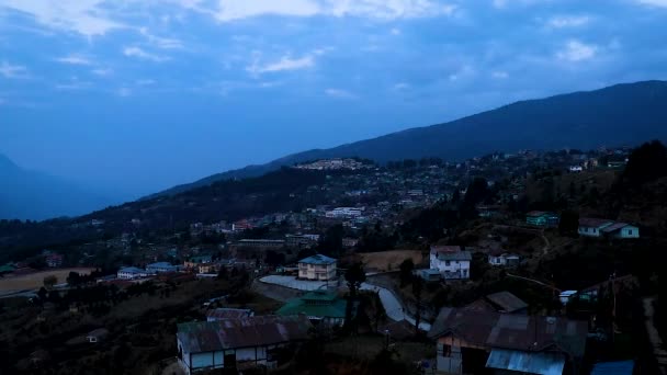 Tawang Şehrinin Zamanı Şafak Vakti Düz Açıyla Dağın Tepesinden Görünüyor — Stok video