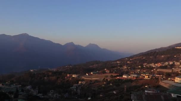 Widok Miasto Tawang Góry Szczyt Świcie Płaskim Kątem — Wideo stockowe