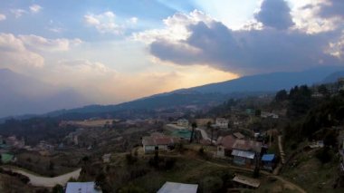 Tawang şehrinin zamanı, şafak vakti düz açıyla dağın tepesinden görünüyor.