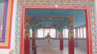 Şafak vakti şehit askerin anısına yapılan savaş anıtı.