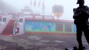 Şafak vakti şehit askerin anısına yapılan savaş anıtı.