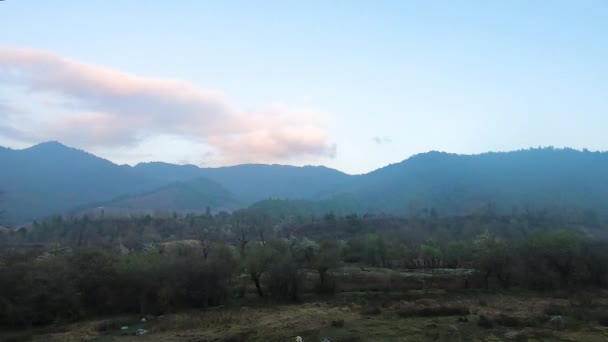 Lapso Tempo Vale Montês Coberto Floresta Densa Céu Azul Manhã — Vídeo de Stock