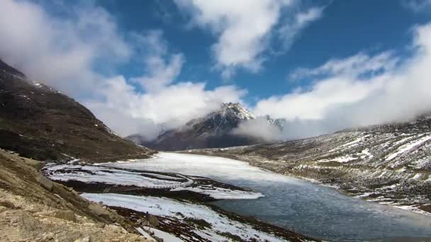 Kar Örtüsü Dağları Parlak Mavi Gökyüzü Ile Donmuş Sela Gölünün — Stok video