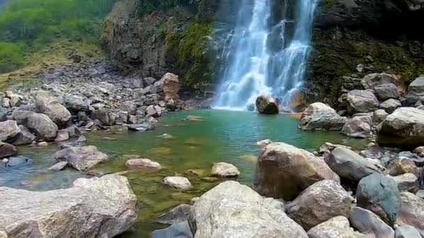 Waterval Valt Van Bergtop Ochtend Vanuit Lage Hoek — Stockvideo