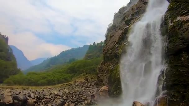 Cascata Torrente Acqua Bianca Che Cade Dalle Montagne Con Valle — Video Stock