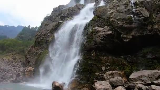 Cascata Che Cade Dalla Cima Della Montagna Mattino Angolo Basso — Video Stock