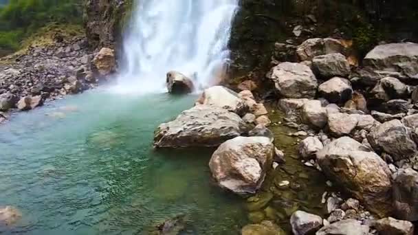 Cascata Flusso Acqua Bianca Che Cade Dalle Montagne Giorno Angolo — Video Stock