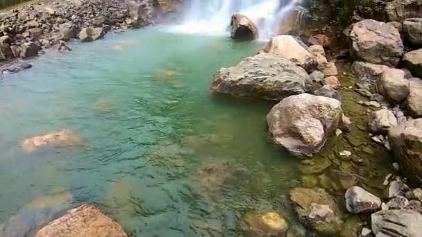 Cascata Che Cade Dalla Cima Della Montagna Mattino Angolo Basso — Video Stock