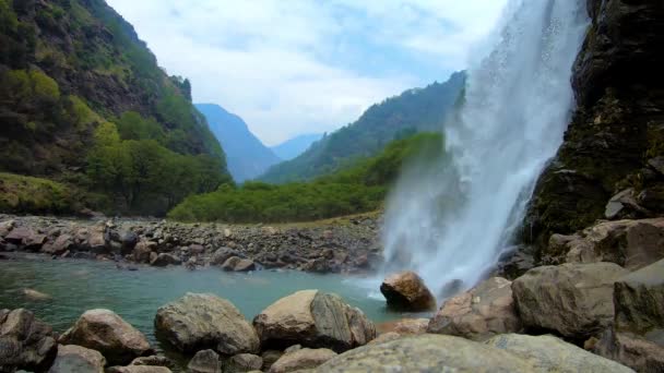 Cascata Torrente Acqua Bianca Che Cade Dalle Montagne Con Valle — Video Stock