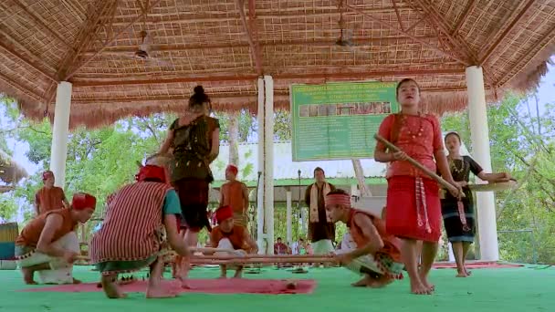 伝統的な祭りで本物のインドの古典舞踊を披露する若い女の子と男の子 — ストック動画