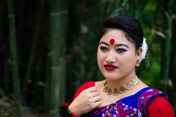 Meisje Close Portret Geïsoleerd Gekleed Traditionele Dragen Festival Met Wazig — Stockfoto