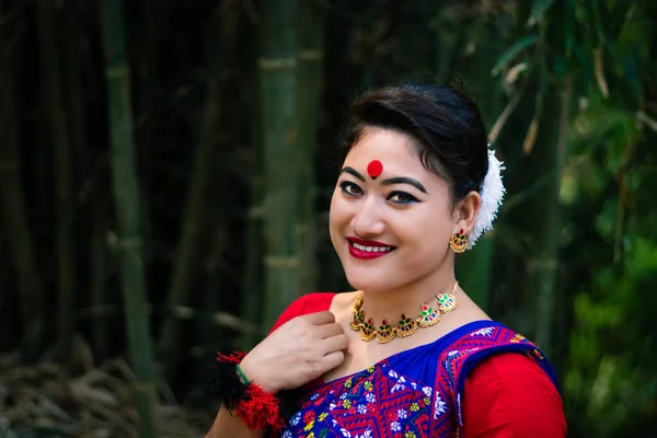 Meisje Glimlachen Gezicht Geïsoleerd Gekleed Traditionele Dragen Festival Met Wazig — Stockfoto