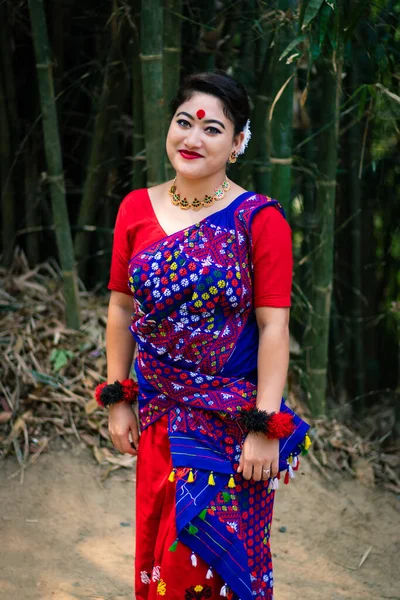 Dívka Usmívající Tvář Izolované Oblečené Tradičním Nošení Festivalu Rozmazané Pozadí — Stock fotografie