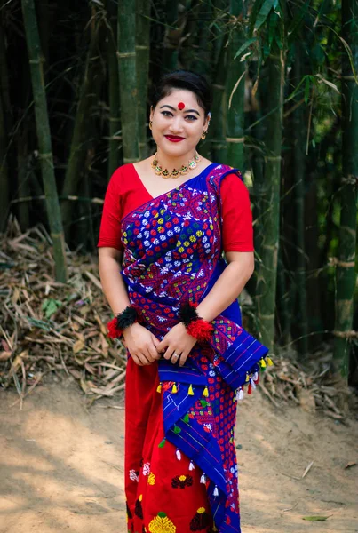 Meisje Glimlachen Gezicht Geïsoleerd Gekleed Traditionele Dragen Festival Met Wazig — Stockfoto