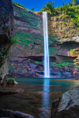 Phe fall meghalaya Hindistan 'dan alınan farklı bir perspektiften yansıyan şelale akıntıları. Meghalaya 'nın en yüksek şelalelerinden biridir..