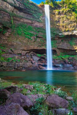 Phe fall meghalaya Hindistan 'dan alınan farklı bir perspektiften yansıyan şelale akıntıları. Meghalaya 'nın en yüksek şelalelerinden biridir..