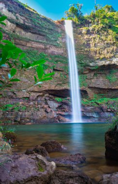 Phe fall meghalaya Hindistan 'dan alınan farklı bir perspektiften yansıyan şelale akıntıları. Meghalaya 'nın en yüksek şelalelerinden biridir..