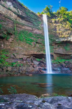 Phe fall meghalaya Hindistan 'dan alınan farklı bir perspektiften yansıyan şelale akıntıları. Meghalaya 'nın en yüksek şelalelerinden biridir..