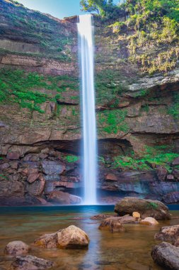 Phe fall meghalaya Hindistan 'dan alınan farklı bir perspektiften yansıyan şelale akıntıları. Meghalaya 'nın en yüksek şelalelerinden biridir..
