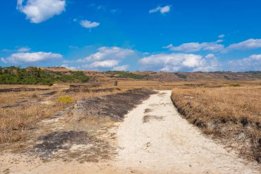 Kırsal alanlarda, beyaz kumdan oluşan parlak ve mavi gökyüzü düz açılı görüntüden çekilen sohra fall meghalaya hindistanı.