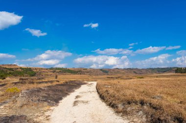 Kırsal alanlarda, beyaz kumdan oluşan parlak ve mavi gökyüzü düz açılı görüntüden çekilen sohra fall meghalaya hindistanı.