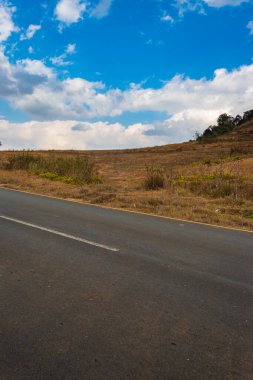 İzole edilmiş asfalt yolda, parlak mavi gökyüzü ile sabah düz açı görüntüsü sohra fall meghalaya Hindistan 'da çekildi..