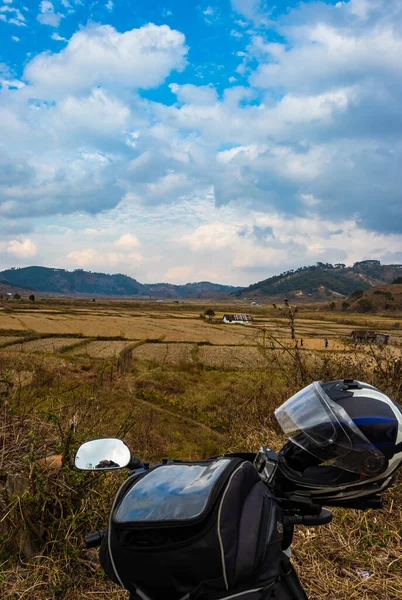 Widok Motocykl Wsi Pola Rolnicze Otoczone Góry Błękitne Niebo Porannym — Zdjęcie stockowe