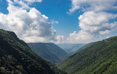 Dağ vadisi, parlak mavi gökyüzü ile sabah düz açı görüntüsüyle Çerapunji Mughalaya Hindistan 'da çekildi..