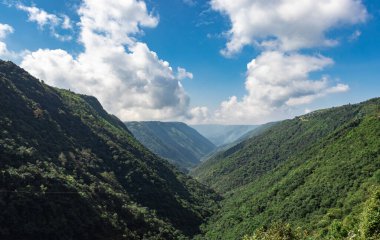 Dağ vadisi, parlak mavi gökyüzü ile sabah düz açı görüntüsüyle Çerapunji Mughalaya Hindistan 'da çekildi..
