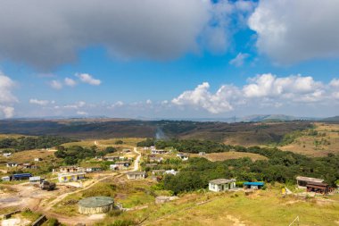 Uzak bir dağ köyünde, parlak mavi gökyüzü ile sabah görüntüsü Çerapunji Mughalaya Hindistan 'da çekildi..