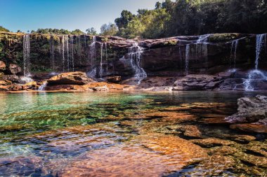 Mawasawa Şelalesi Cherrapunji Meghalaya Hindistan 'da sabah görüntüsünde berrak suyla birlikte doğal şelale akarsuları çekilir..