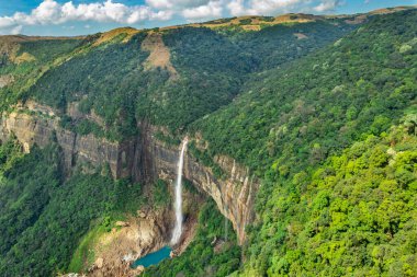 Nohkalikai Şelalesi Cherrapunji meghalaya Hindistan 'da gündüz vakti yeşil ormanlarla kaplanmış şelale dereleri çekilir. Hindistan 'daki en yüksek şelaledir.