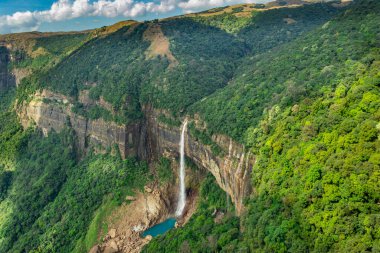 Nohkalikai Şelalesi Cherrapunji meghalaya Hindistan 'da gündüz vakti yeşil ormanlarla kaplanmış şelale dereleri çekilir. Hindistan 'daki en yüksek şelaledir.