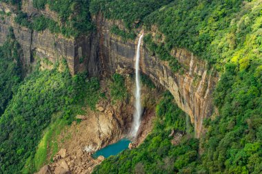 Nohkalikai Şelalesi Cherrapunji meghalaya Hindistan 'da gündüz vakti yeşil ormanlarla kaplanmış şelale dereleri çekilir. Hindistan 'daki en yüksek şelaledir.