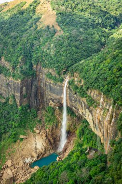 Nohkalikai Şelalesi Cherrapunji meghalaya Hindistan 'da gündüz vakti yeşil ormanlarla kaplanmış şelale dereleri çekilir. Hindistan 'daki en yüksek şelaledir.