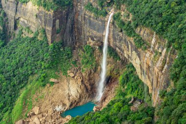 Nohkalikai Şelalesi Cherrapunji meghalaya Hindistan 'da gündüz vakti yeşil ormanlarla kaplanmış şelale dereleri çekilir. Hindistan 'daki en yüksek şelaledir.