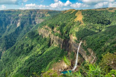 Nohkalikai Şelalesi Cherrapunji meghalaya Hindistan 'da gündüz vakti yeşil ormanlarla kaplanmış şelale dereleri çekilir. Hindistan 'daki en yüksek şelaledir.