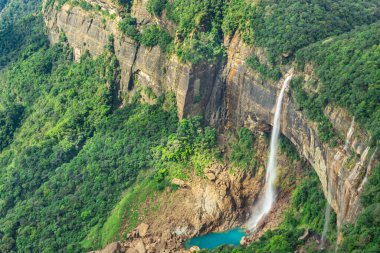 Nohkalikai Şelalesi Cherrapunji meghalaya Hindistan 'da gündüz vakti yeşil ormanlarla kaplanmış şelale dereleri çekilir. Hindistan 'daki en yüksek şelaledir.