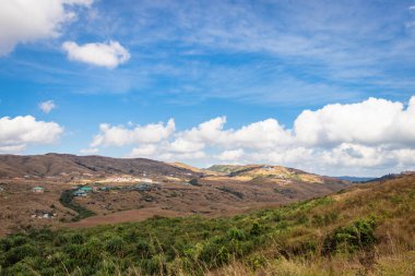 Dağ manzaralı, parlak mavi gökyüzü ile düz açılı görüntüler Cherrapunji meghalaya Hindistan 'da çekilmiştir..