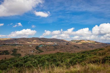 Dağ manzaralı, parlak mavi gökyüzü ile düz açılı görüntüler Cherrapunji meghalaya Hindistan 'da çekilmiştir..