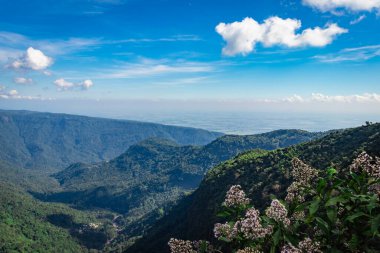 Akşamüstü açık mavi gökyüzü olan dağ sırası düz açılı görüntü yedi kardeş şelale Cherrapunji meghalaya Hindistan 'da çekildi..