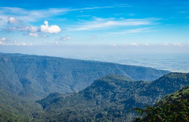 Akşamüstü açık mavi gökyüzü olan dağ sırası düz açılı görüntü yedi kardeş şelale Cherrapunji meghalaya Hindistan 'da çekildi..