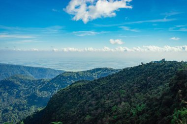 Akşamüstü açık mavi gökyüzü olan dağ sırası düz açılı görüntü yedi kardeş şelale Cherrapunji meghalaya Hindistan 'da çekildi..