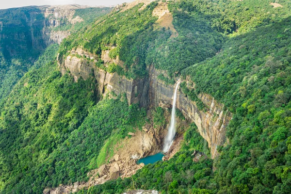 Nohkalikai Şelalesi Cherrapunji meghalaya Hindistan 'da gündüz vakti yeşil ormanlarla kaplanmış şelale dereleri çekilir. Hindistan 'daki en yüksek şelaledir.
