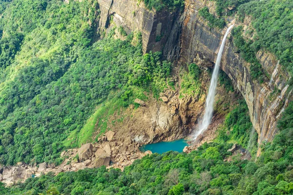 Nohkalikai Şelalesi Cherrapunji meghalaya Hindistan 'da gündüz vakti yeşil ormanlarla kaplanmış şelale dereleri çekilir. Hindistan 'daki en yüksek şelaledir.