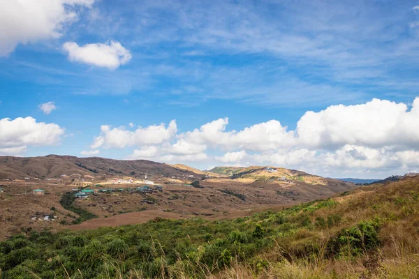 Dağ manzaralı, parlak mavi gökyüzü ile düz açılı görüntüler Cherrapunji meghalaya Hindistan 'da çekilmiştir..